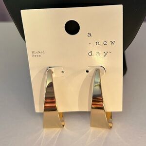 Earrings, Fashion Gold Tone, NWT.